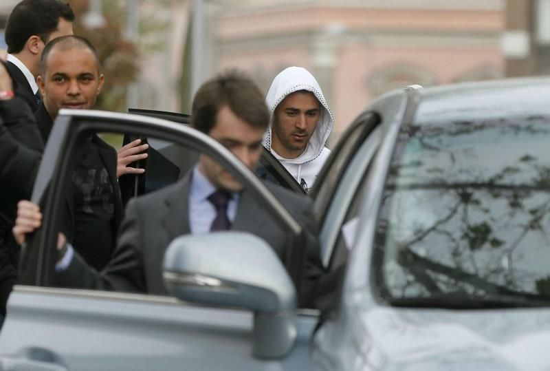 La justicia francesa decide mañana si anula la causa por chantaje de Benzema