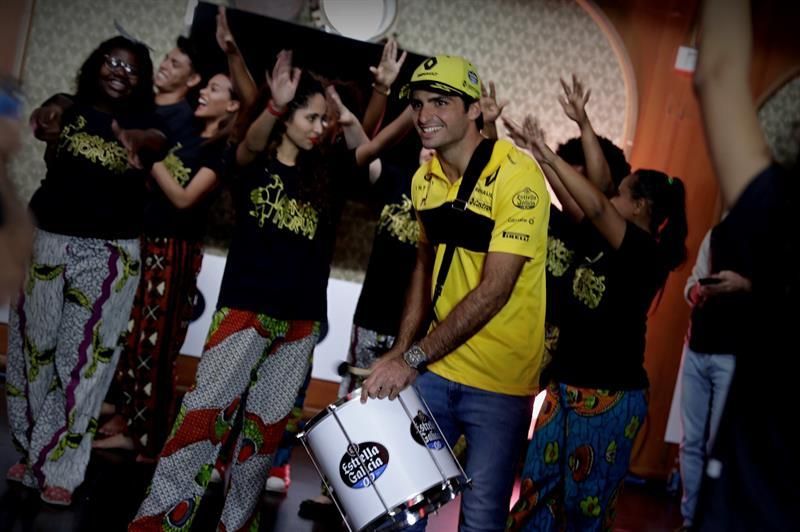 Sainz se atreve con la batucada antes de subirse a su monoplaza en Brasil