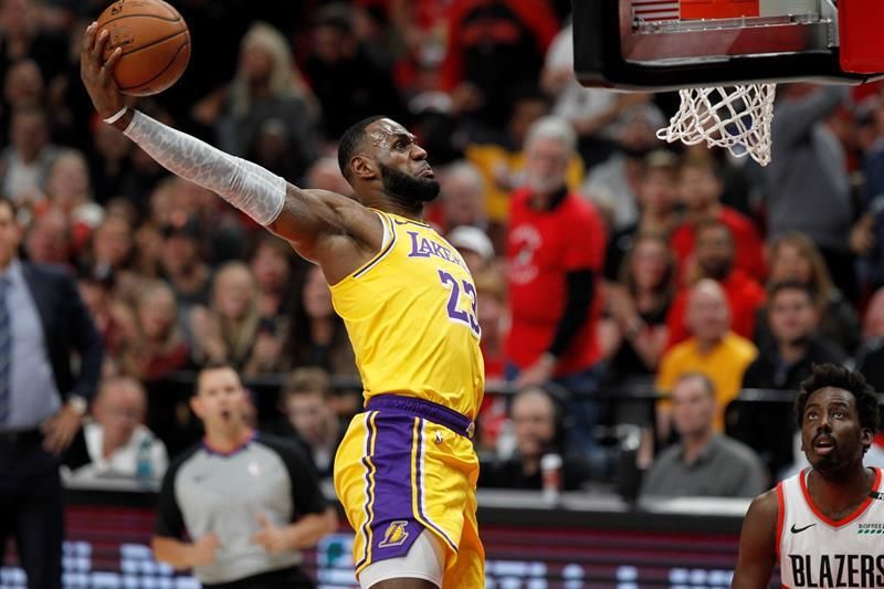 114-110. James se acerca al triple-doble en la victoria de los Lakers
