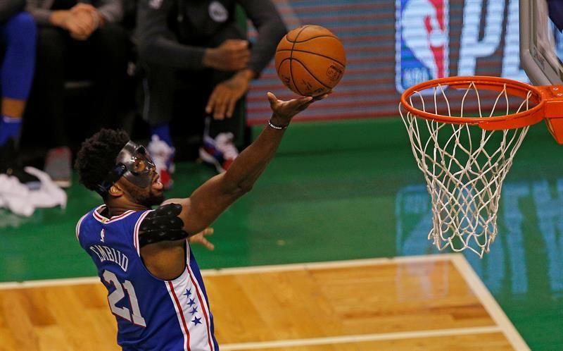 94-100. Embiid logra doble-doble y da a los Sixers su primera victoria de visitantes