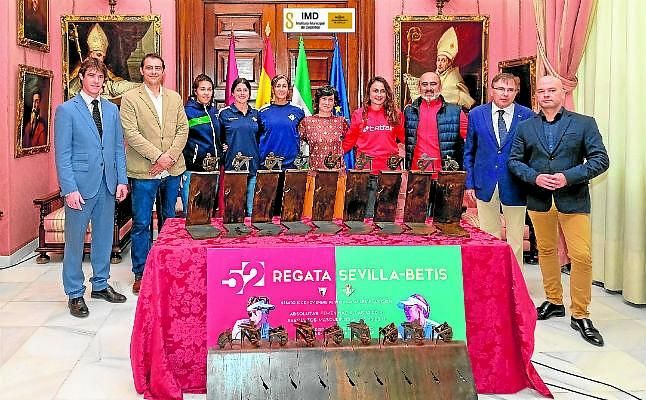La regata Sevilla-Betis femenina presenta su trofeo
