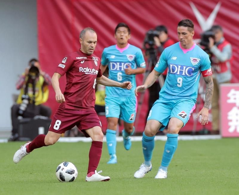 Sin goles en el primer duelo en la liga japonesa entre Iniesta y Torres