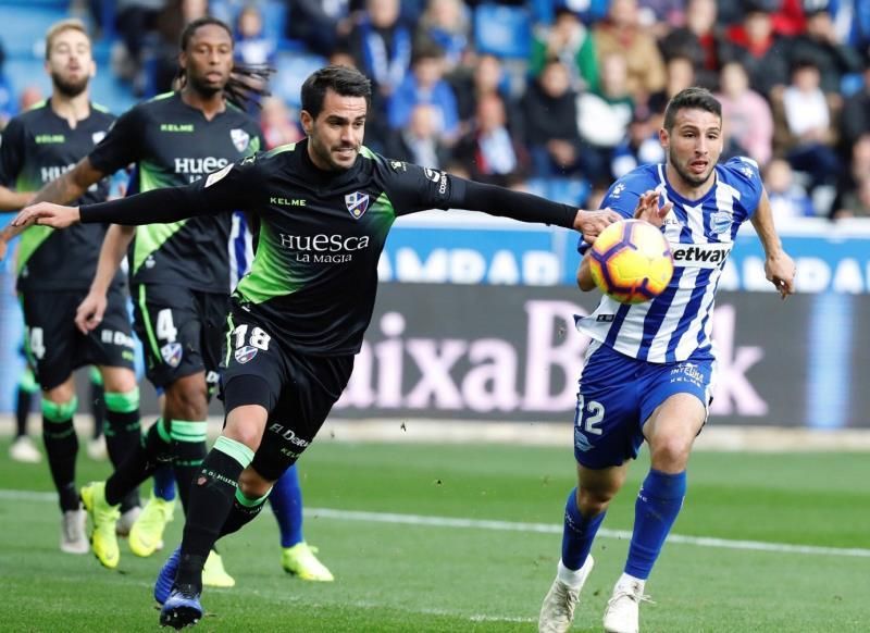 2-1: Jony y Sobrino remontan el gol de Moi Gómez y mantienen arriba al Alavés