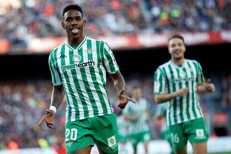 3-4. El Betis asalta el Camp Nou y aprieta la Liga