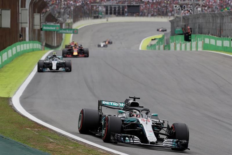 Hamilton gana, Verstappen es protagonista y Mercedes festeja su quinta corona
