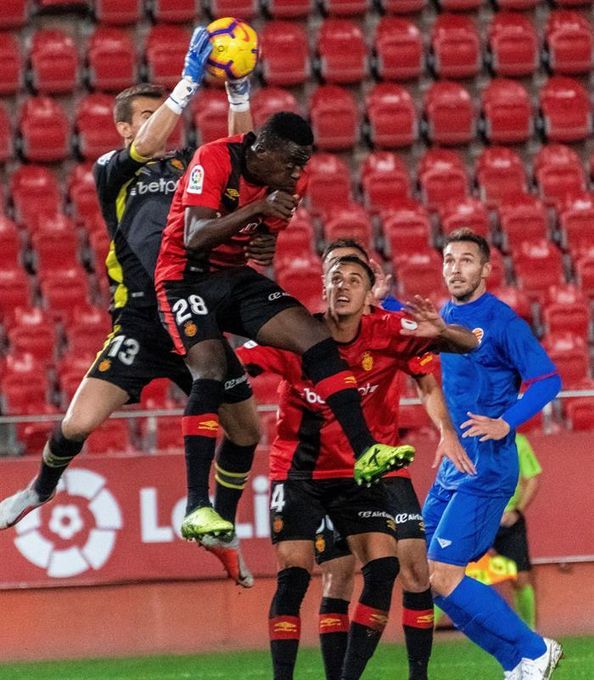 El fútbol balear vive en Son Moix su noche más solidaria con las víctimas de la riada