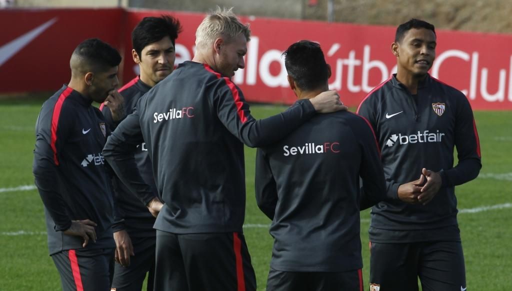 Kjaer se ejercita con el grupo