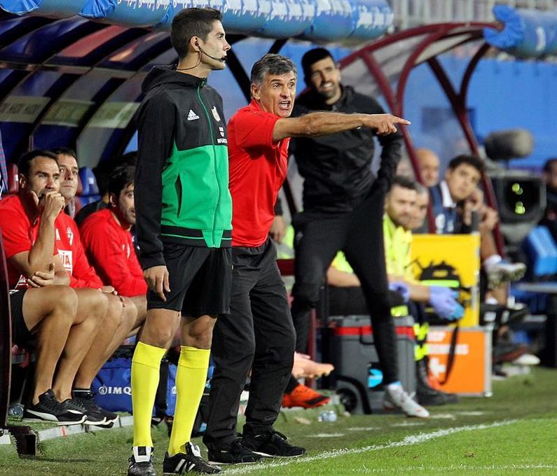 2-0. El Eibar vence con justicia al Huesca con dos goles de Charles