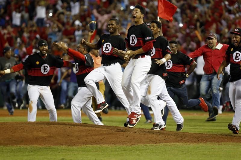 Los Leones vencen a los Gigantes y se acercan al primer puesto en el béisbol dominicano