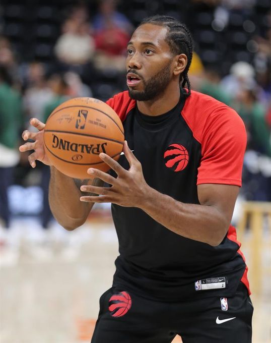 91-93. Leonard marca la diferencia en duelo de equipos líderes