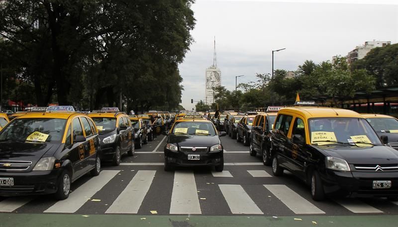 Taxistas protestan en la AFA porque Uber es nuevo patrocinador de Argentina