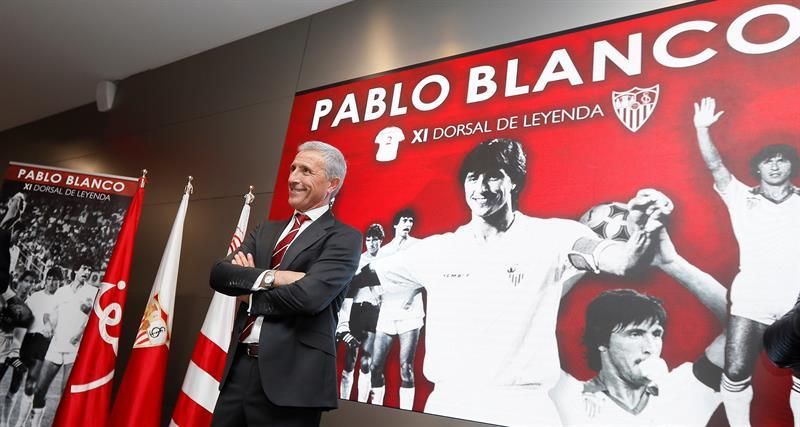 El Sevilla homenajea a Pablo Blanco por medio siglo de dedicación a su club