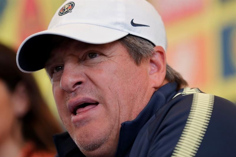 Herrera: "Futbolista mexicano es conformista y eso abre paso a extranjeros"