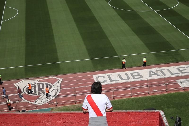 Hinchas de River viven la postergación de la final con decepción y tristeza