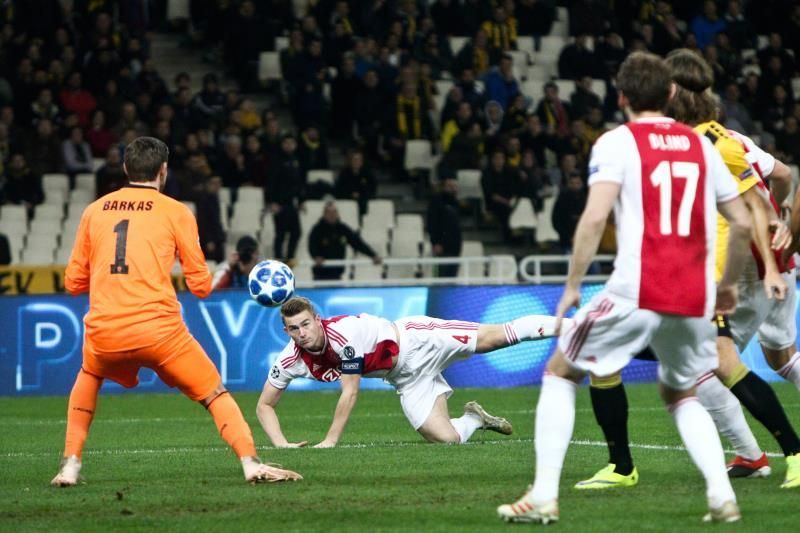 0-2: Tadic clasifica al Ajax a octavos tras más de una década ausente