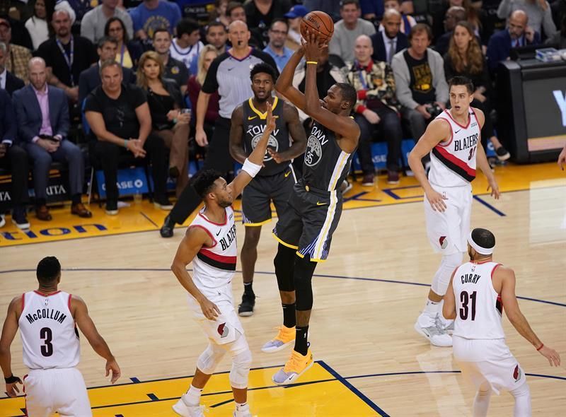 116-110. Durant pone la magia encestadora con 49 puntos y ganan los Warriors