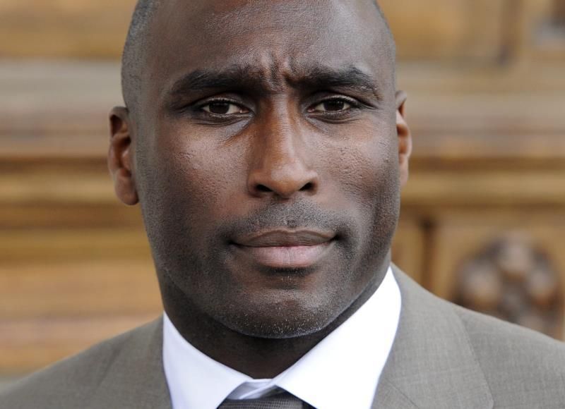 El ex del Arsenal Sol Campbell, nombrado técnico del Macclesfield, de cuarta