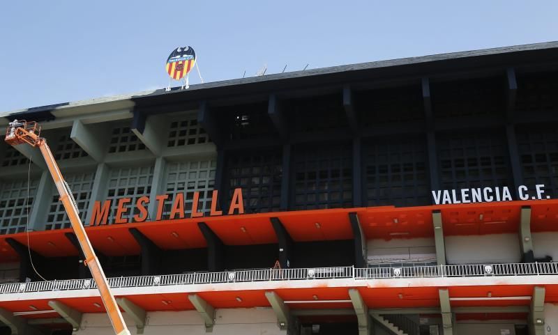 El Valencia rodea su estadio de fotografías para conmemorar su centenario