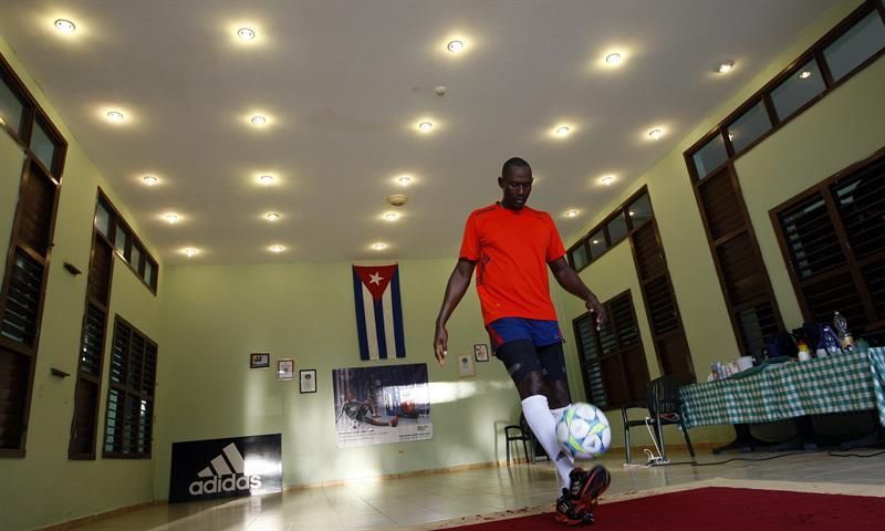 El cubano Erick Hernández implanta un nuevo récord de dominio de balón