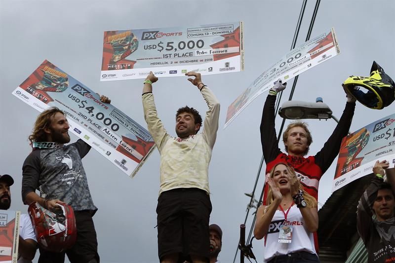 El chileno Pedro Ferreira gana el Downhill Challenge en la Comuna 13 de Medellín