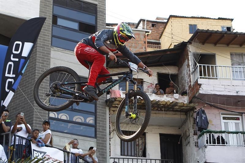 Colombia logra un récord Guinness con la carrera de downhill urbana más larga
