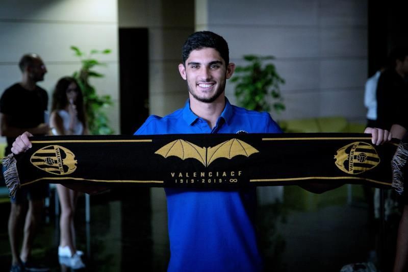 Guedes, azote del Sevilla la 17/18, evalúa pasar por el quirófano