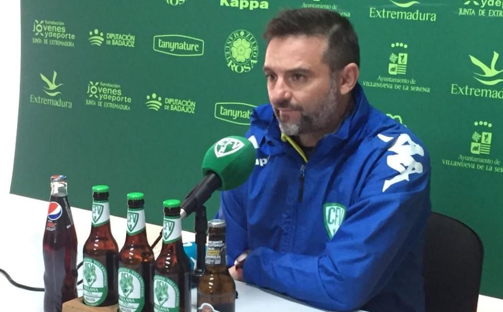 Cobos: "No vamos a renunciar a nada. Vamos a pelearle el partido al Sevilla"