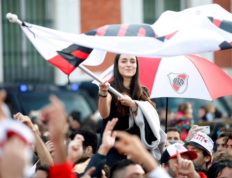 La afición de River Plate toma el centro de Madrid para su "banderazo"