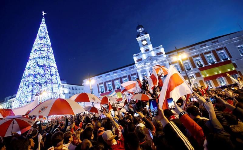River y Boca colorean un abarrotado Madrid navideño