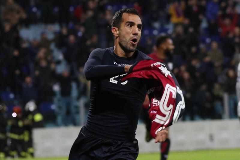 El Roma desaprovecha un 2-0 en Cagliari y empata 2-2 en un 11 hombres contra 9