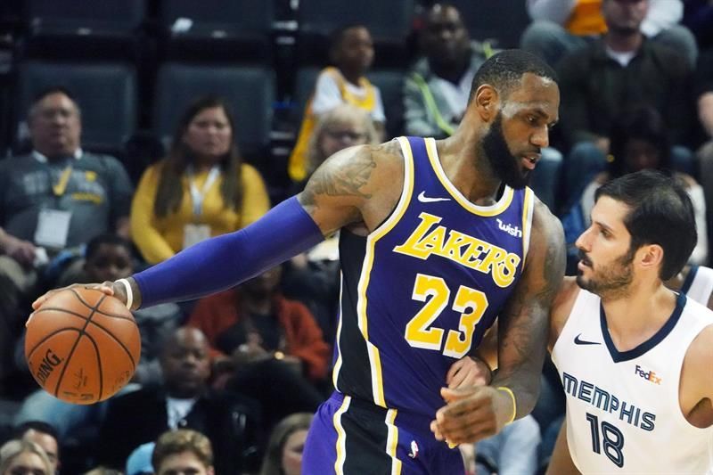 108-105. James no hace concesiones y despide a su amigo Wade con derrota