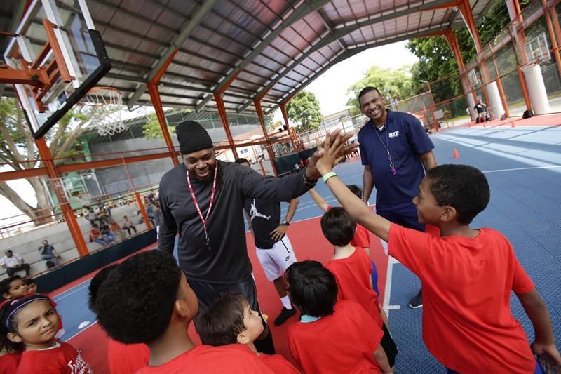 Exjugadores de la NBA y las Grandes Ligas enseñan a 280 niños panameños