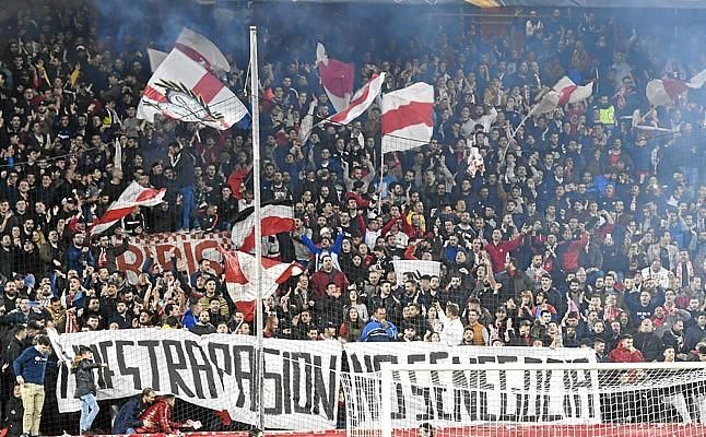 La afición estalló contra sus dirigentes al grito de "El Sevilla no se vende"