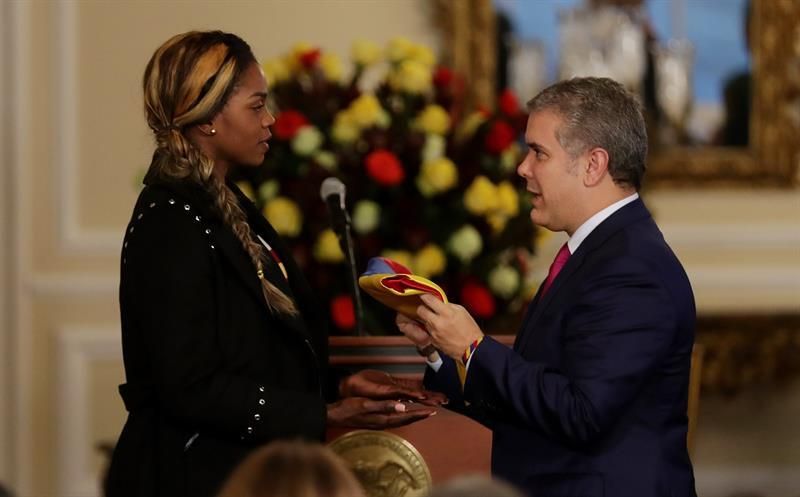 Duque condecora a Ibargüen y dice que es ejemplo para "inspirar" a Colombia