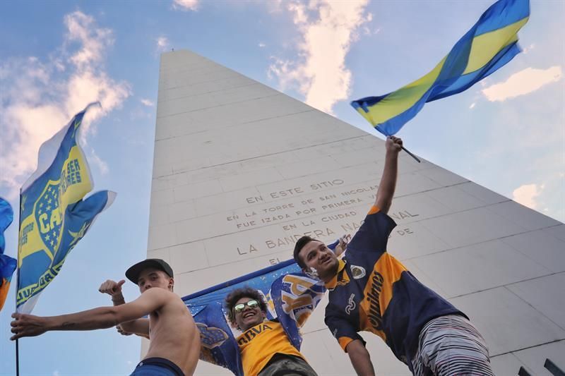 Hinchas de Boca festejan su día en medio de la tristeza por la final perdida