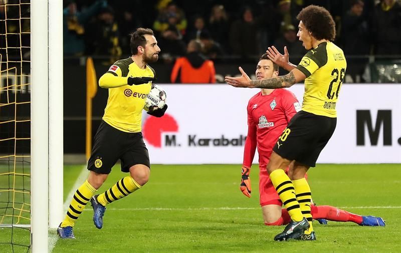 Alcácer y Reus prolongan la racha del Dortmund