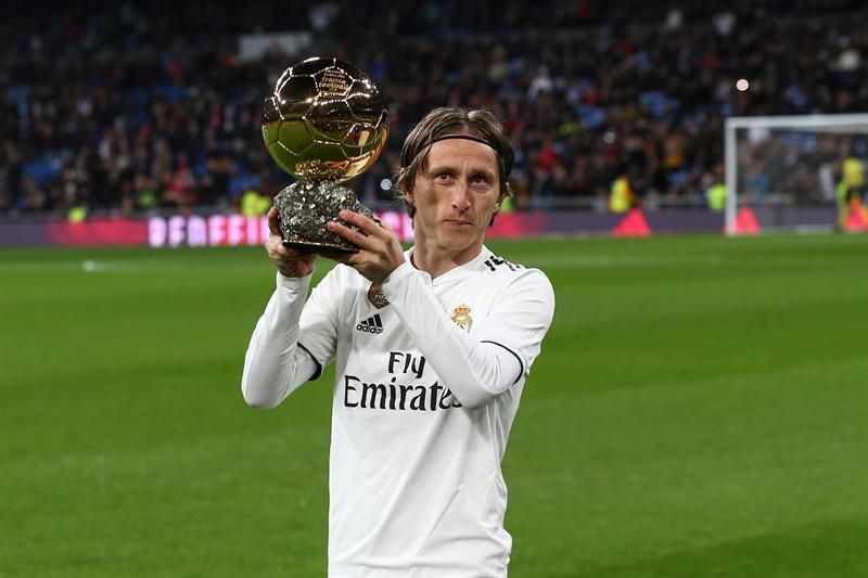 Luka Modric ofrece el Balón de Oro a la afición del Bernabéu