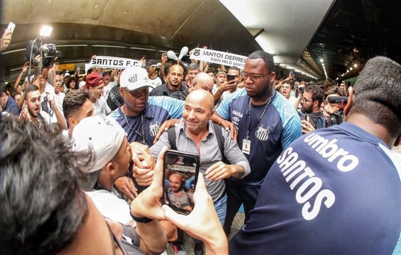 Sampaoli es recibido por decenas de hinchas del Santos a su llegada a Brasil
