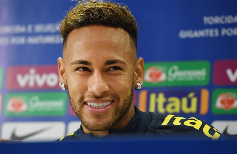 Neymar y Vinicius Junior felicitan a Medina por conquista del Mundial de Surf