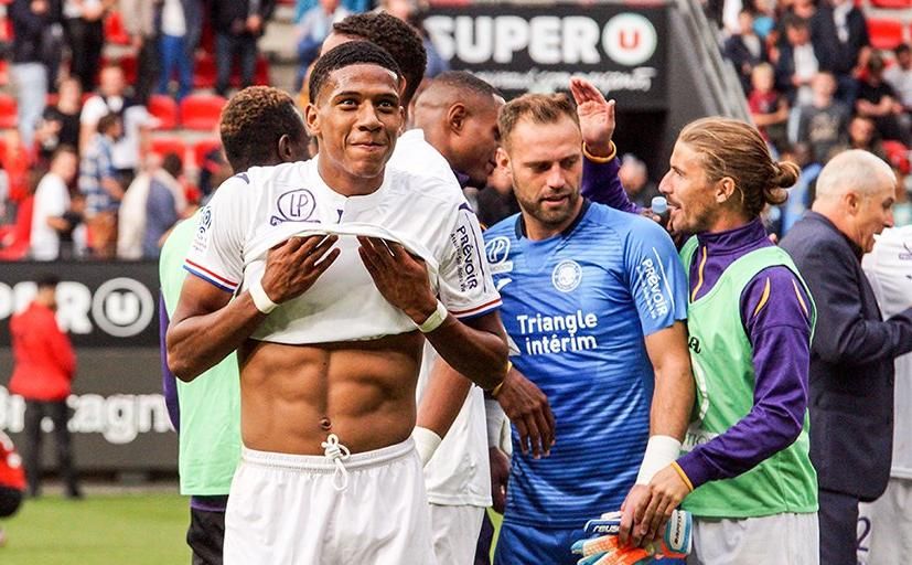 Todibo se postula como alternativa a Matthijs de Ligt