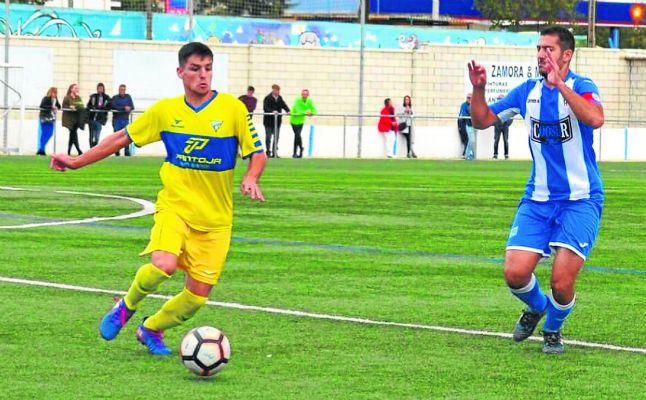 Salvi Moya (Tomares) tiene el gol en la sangre