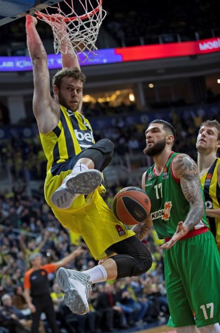 96-87. El Baskonia es víctima de su esfuerzo y cae ante el Fenerbahce