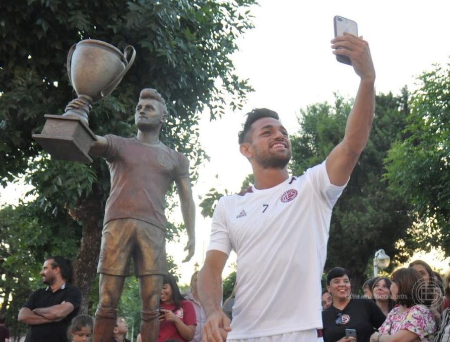 El renacer de Lautaro Acosta en Lanús, tiene hasta estatua