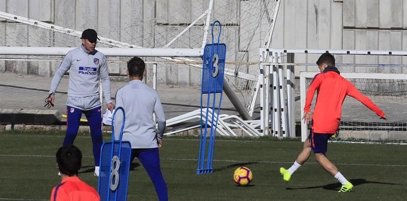 Simeone baraja opciones en el centro del campo para visitar al Sevilla