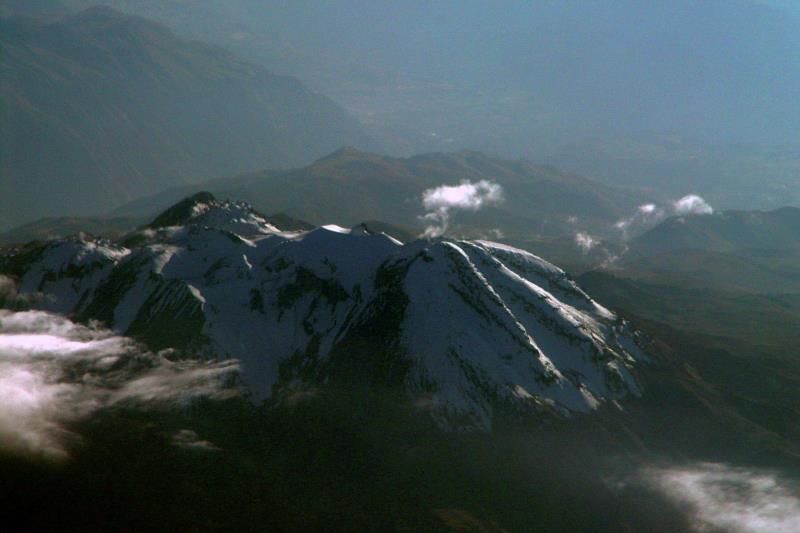 Rescatan los cuerpos de tres montañeros españoles y un peruano muertos en una avalancha en Perú