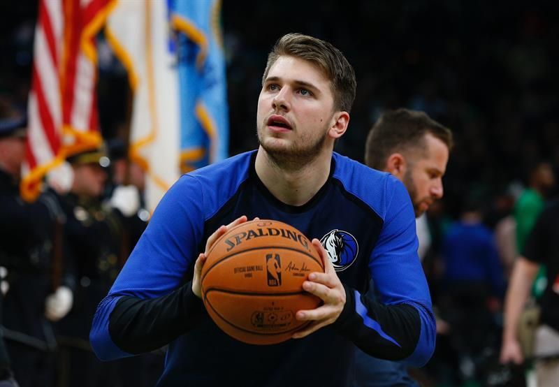 Doncic se exhibe ante Ayton y consolida su posición de mejor novato de la NBA