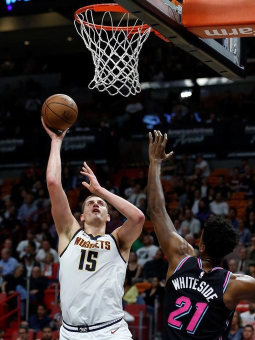 121-100. Otra noche estelar de Jokic con triple-doble da triunfo a Nuggets
