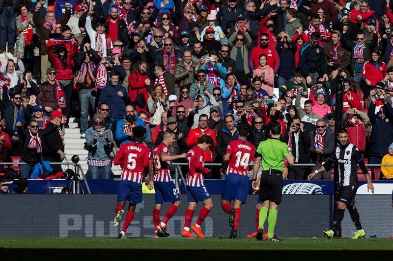 1-0: Polémico triunfo del Atlético para atosigar al Barcelona
