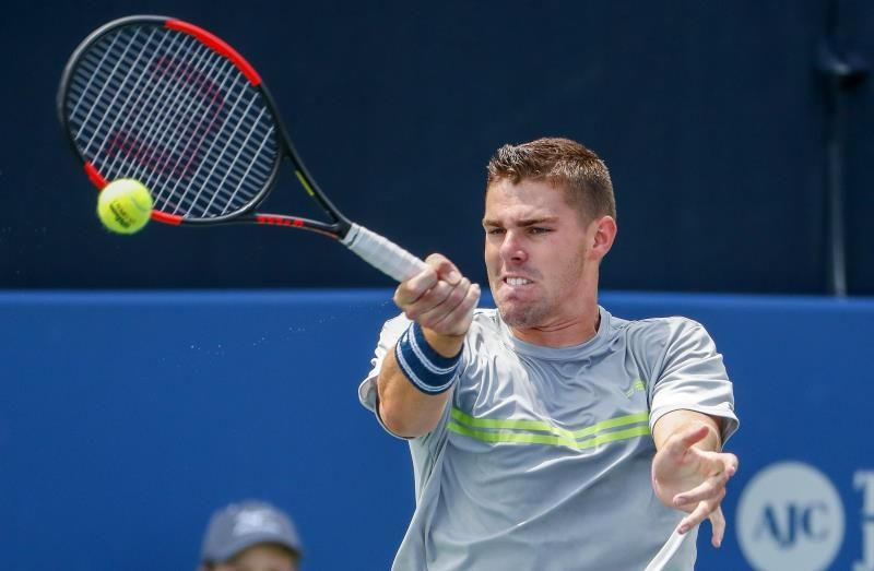 Opelka se lleva el duelo de gigantes ante Isner