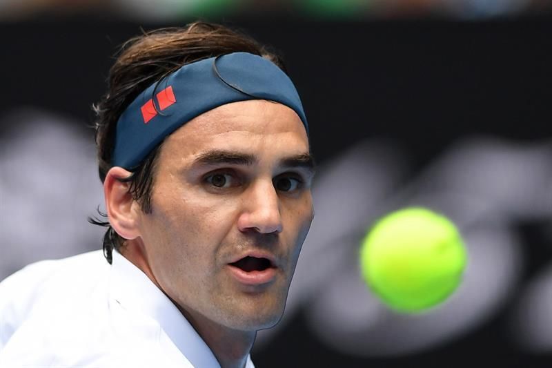 Federer cumple en un incómodo encuentro frente a Evans